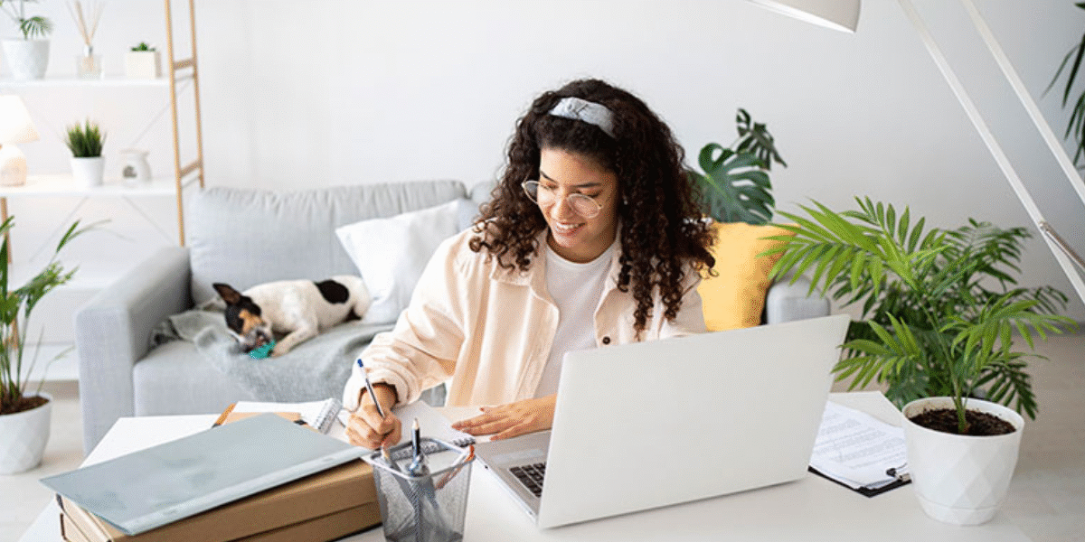 Profissional estudando cursos profissionalizantes online pelo notebook em casa