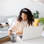 Profissional estudando cursos profissionalizantes online pelo notebook em casa