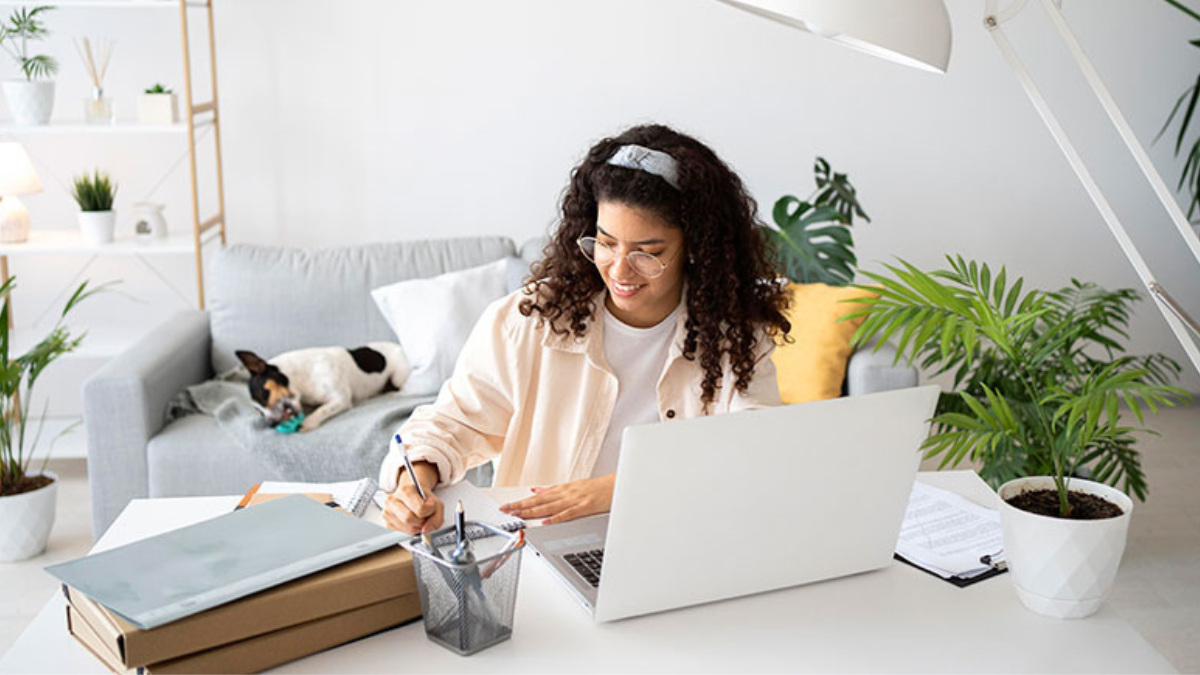 Profissional estudando cursos profissionalizantes online pelo notebook em casa