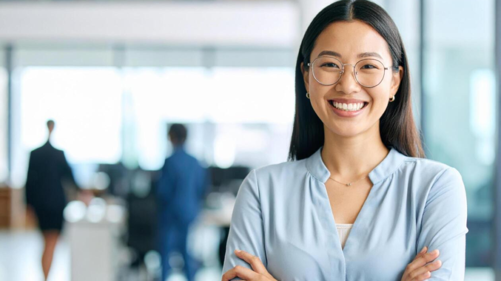 Profissional bem-sucedido após construir carreira como assistente administrativo