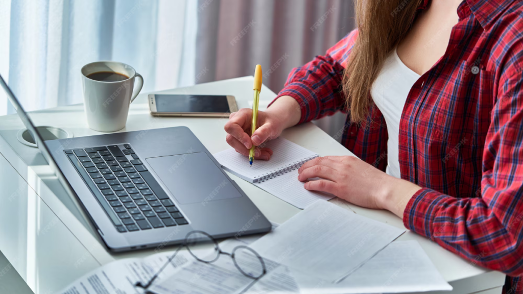 "Assistente administrativo organizando documentos e trabalhando em escritório corporativo