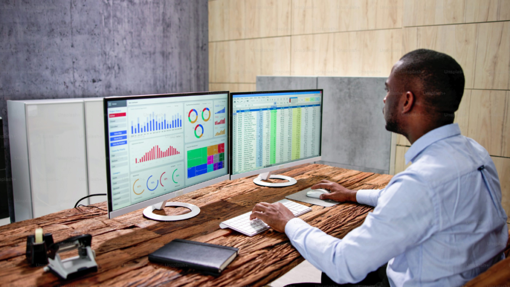Profissional desenvolvendo habilidades em Excel essenciais para assistente administrativo
