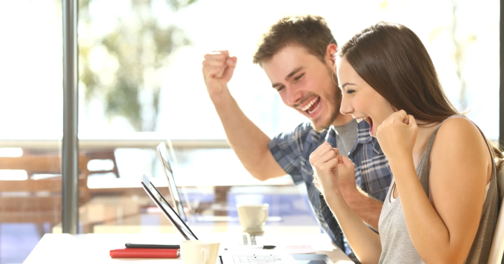 Profissional comemorando conclusão de curso profissionalizante online com certificado