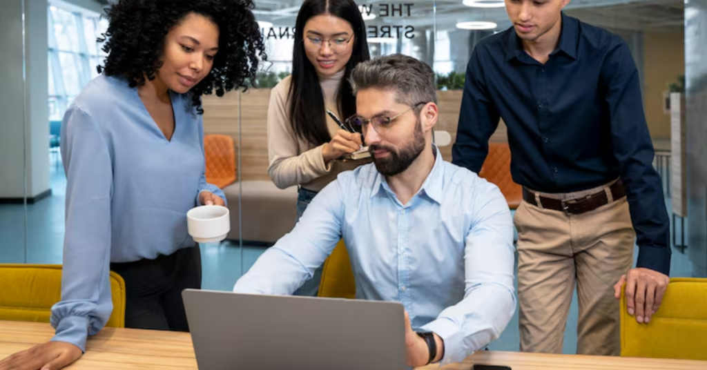 Profissional qualificado trabalhando em empresa após curso profissionalizante online