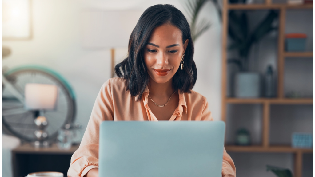 Pessoa estudando curso de auxiliar administrativo online