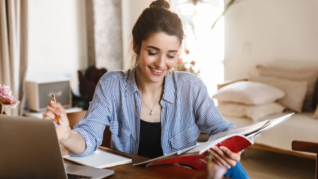 Pessoa estudando curso profissionalizante online pelo computador em casa