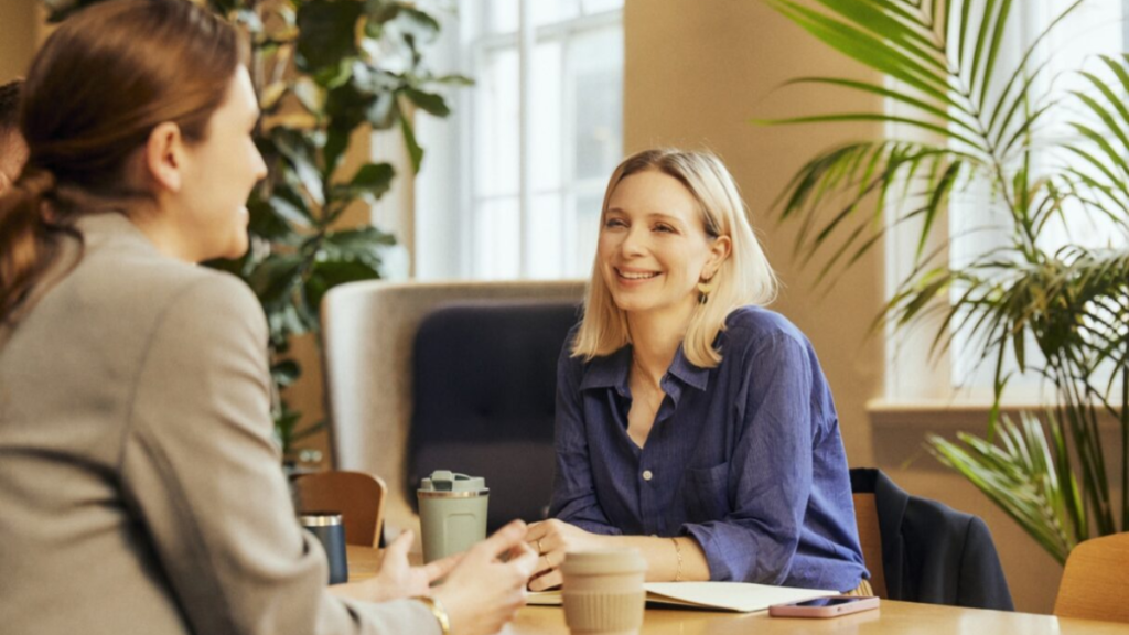 Profissionais em ambiente de trabalho colaborativo na area administrativa